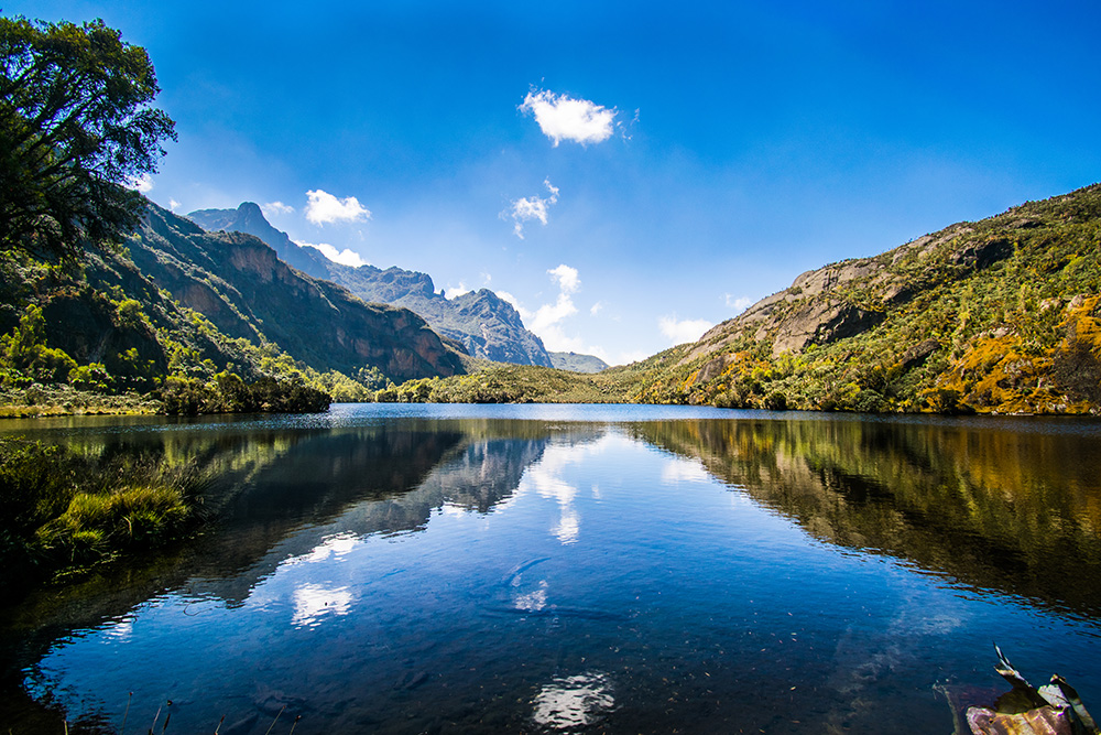 Lake Bujuku_An alpine lake in the Rwenzoris